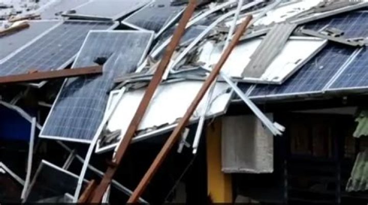 Can solar panels blown off roof?