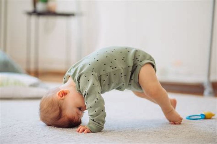 Do cloth diapers delay crawling?