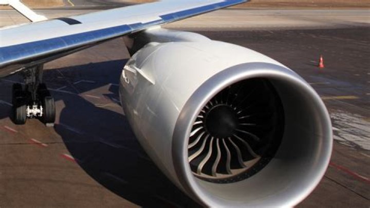 Do jet engines need oil changes?