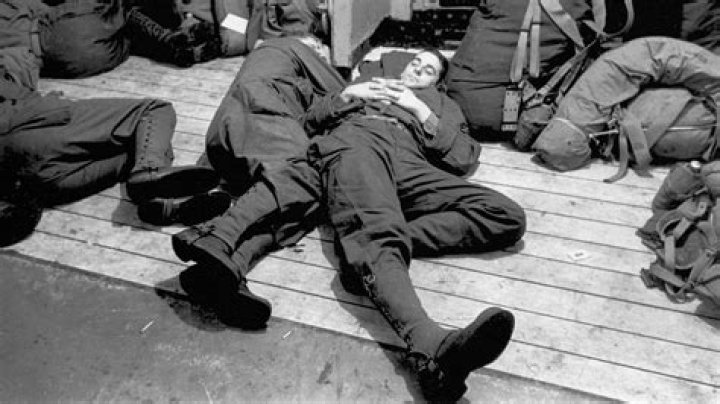Do soldiers sleep during war?