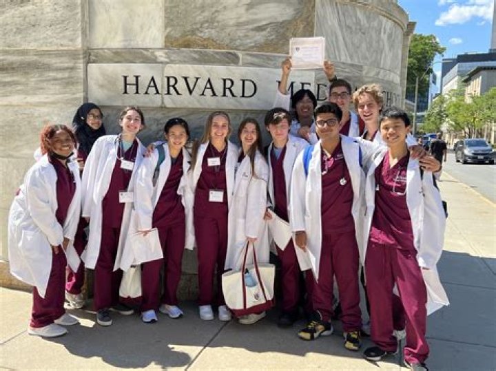 Does Harvard have mixed gender dorms?