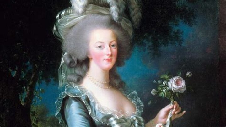 How did Marie Antoinette do her hair?