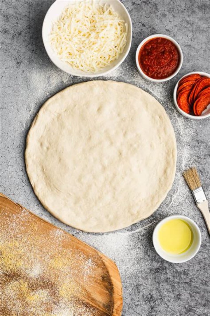How do you transfer pizza to a pizza stone?