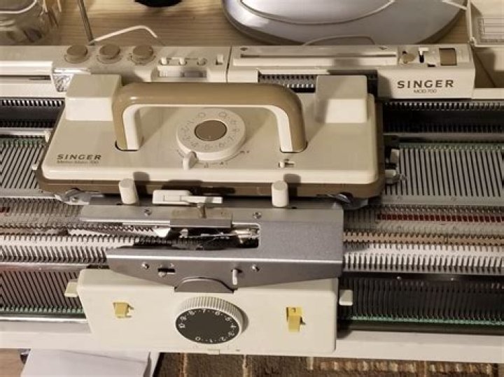 How does a flat knitting machine work?