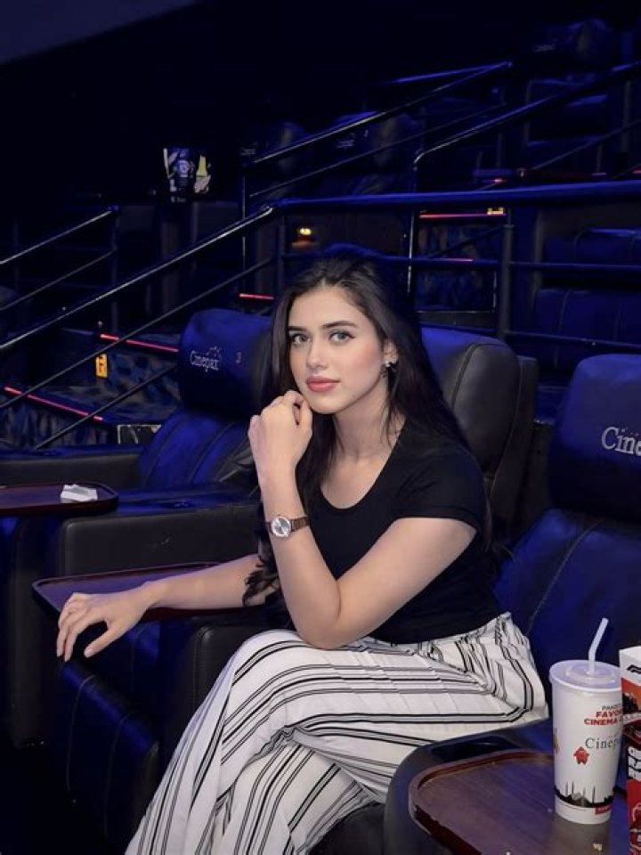 Is Alina in love with Mal?