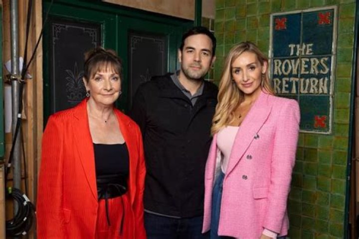 Is Katy and Izzy sisters in Coronation Street?